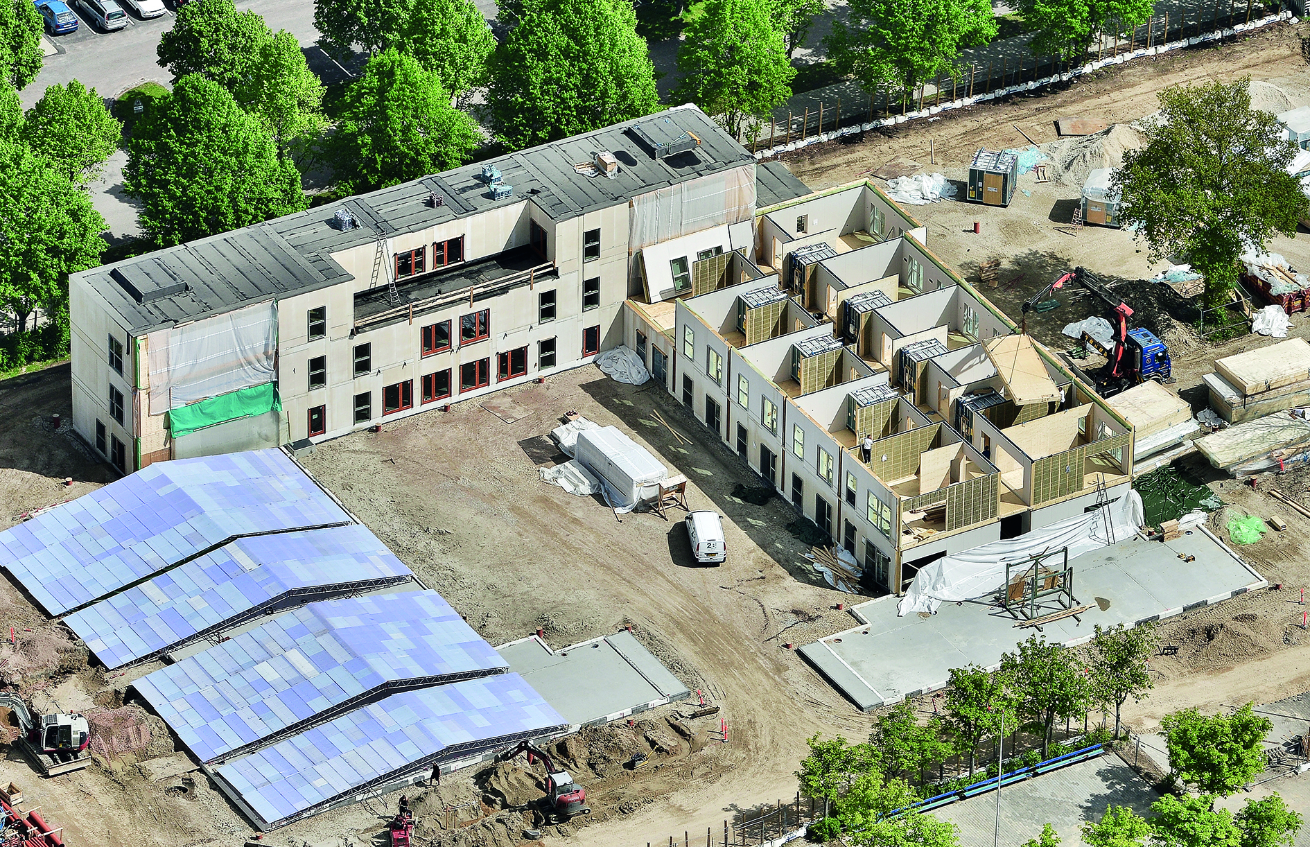 Figur 3. Eksempel på systemleverance omfattende bærende vægge, lejlighedsskel, facader med præmonterede døre og vinduer, etagedæk og tagkonstruktion.